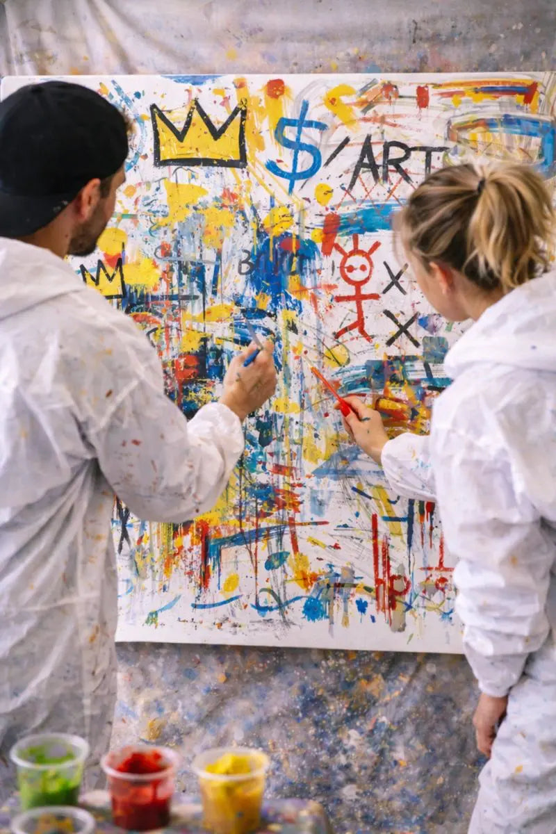 Team gestaltet eine Action-Painting-Leinwand im Basquiat-Stil