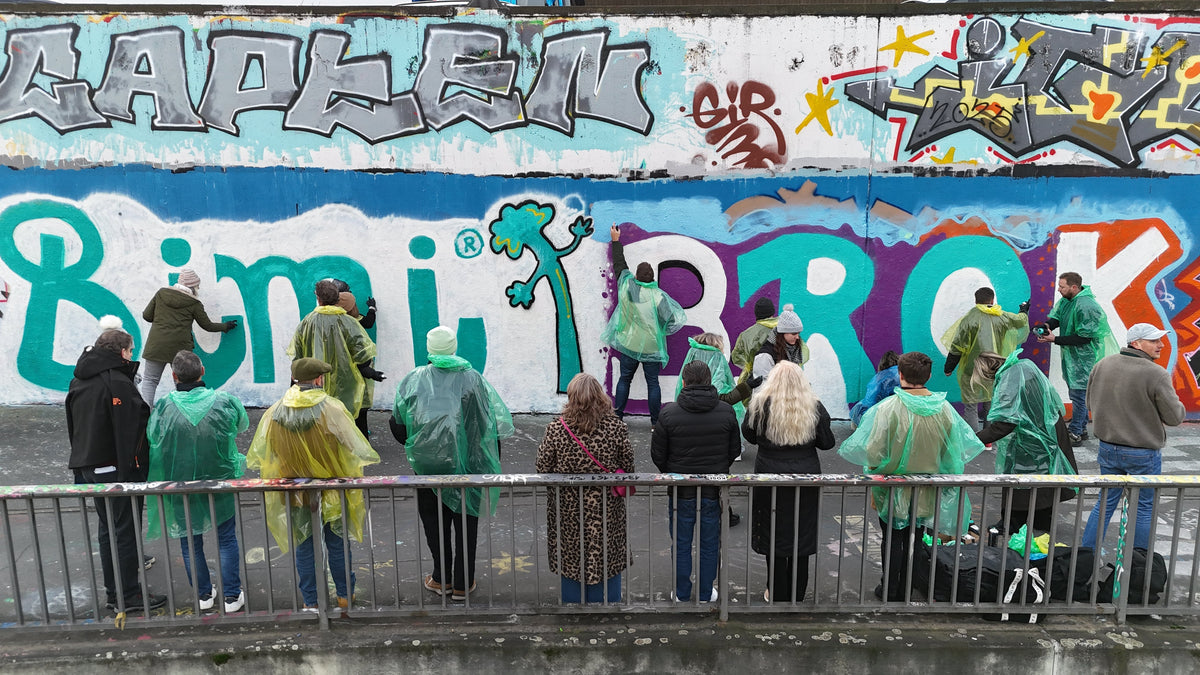 Graffiti-Teamevent an der Hall of Fame am Ratswegkreisel in Frankfurt, Gruppe beim gemeinsamen Sprayen