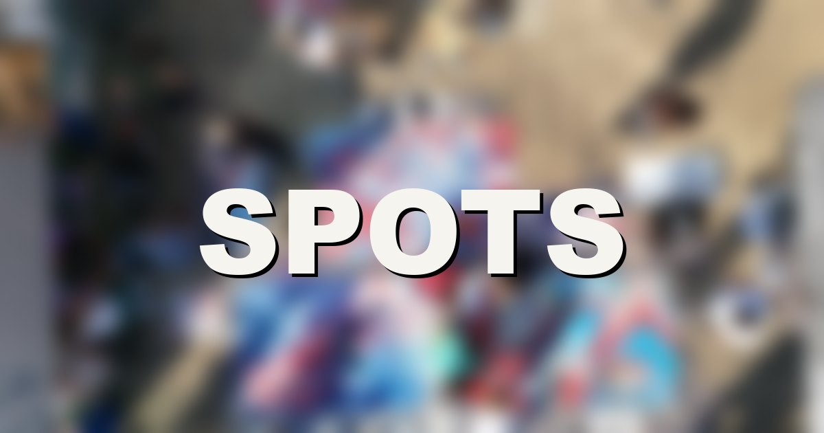 Verwischtes Drohnenfoto der Leinwaende ueber Hamburg mit dem Wort Spots, Headerbild der Street-Art-Orte