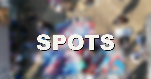 Verwischtes Drohnenfoto der Leinwaende ueber Hamburg mit dem Wort Spots, Headerbild der Street-Art-Orte