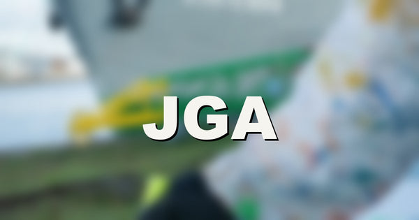 Verwischtes Foto vom Pier am Museumshafen mit dem Wort JGA, Headerbild der JGA-Ideen