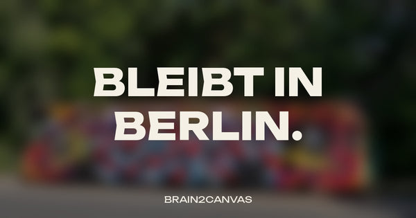 Unscharfes Foto eines komplett besprühten Busses beim BVG-Teamevent in Berlin, darauf der Schriftzug Bleibt in Berlin.