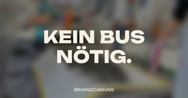 Unscharfes Foto eines Teamevents im Frankfurter Hauptquartier der Deutschen Bahn, darauf der Schriftzug Kein Bus nötig.