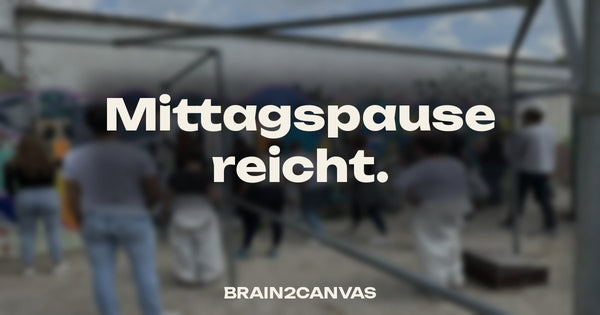 Unscharfes Foto des T.con-Graffitis im Werksviertel, darüber der Satz: Mittagspause reicht.