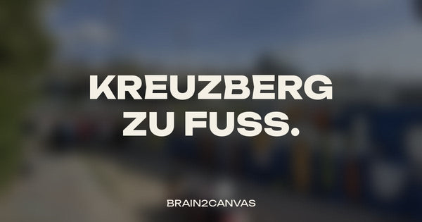 Unscharfes Foto einer legalen Graffiti-Wand in Berlin, darauf der Schriftzug Kreuzberg zu Fuss.