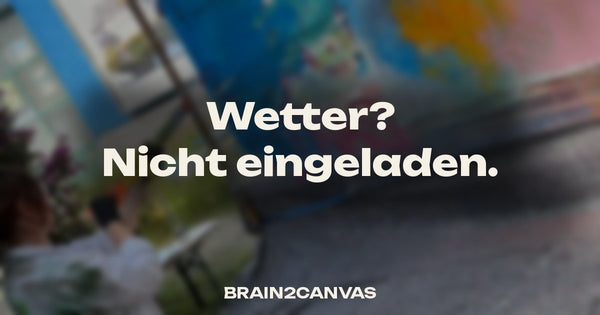 Unscharfes Foto einer Teilnehmerin beim Action Painting im Botanikum München, darüber der Satz: Wetter? Nicht eingeladen.