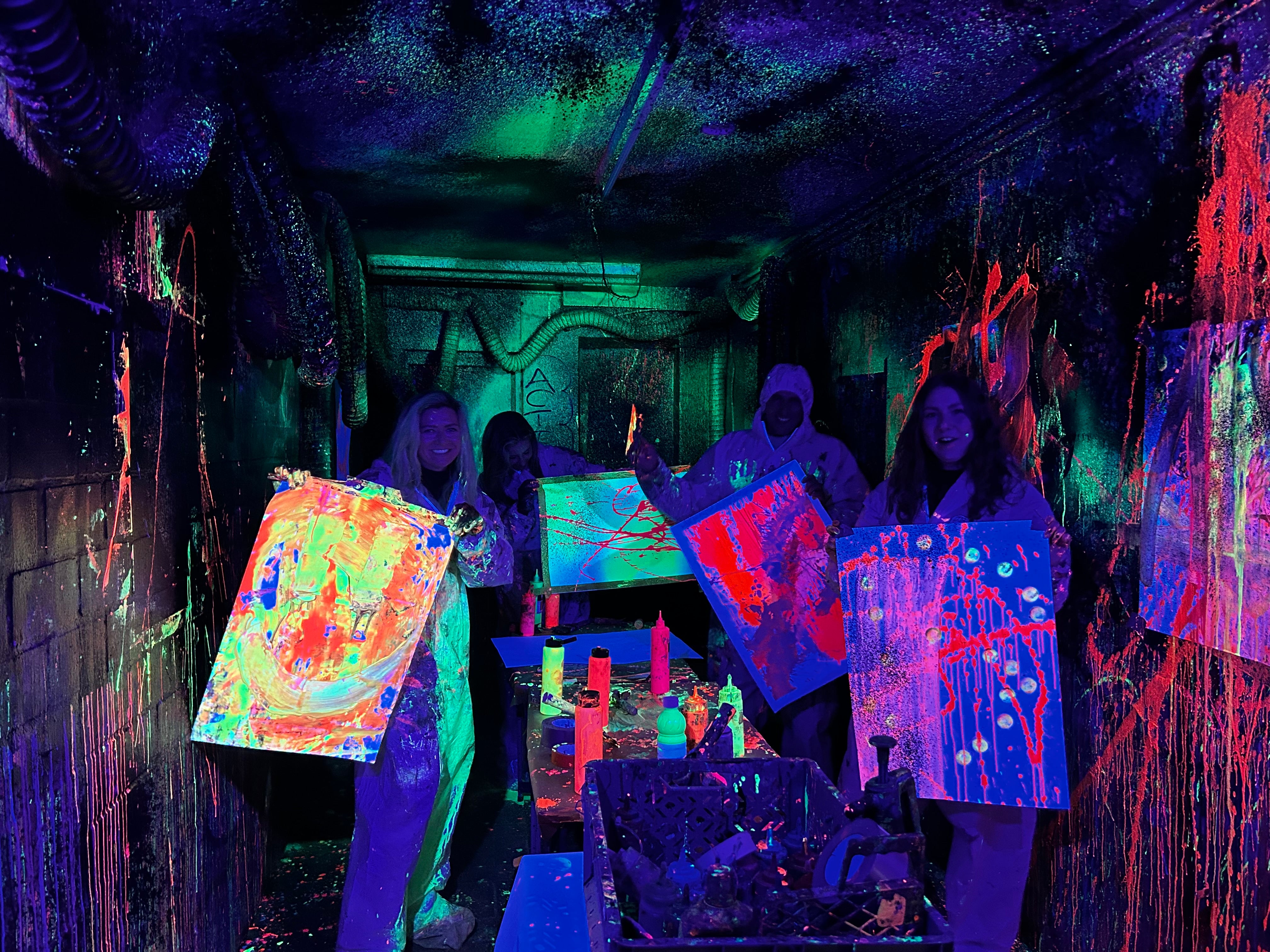 Brain2Canvas-Crew beim Aufbau: Dosen, Abklebungen und vorbereitete Flächen vor dem Event