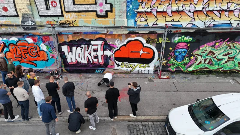 Team von Cloudflare posiert vor dem fertigen Wandbild an der Hall of Fame im Bahnwärter Thiel, München
