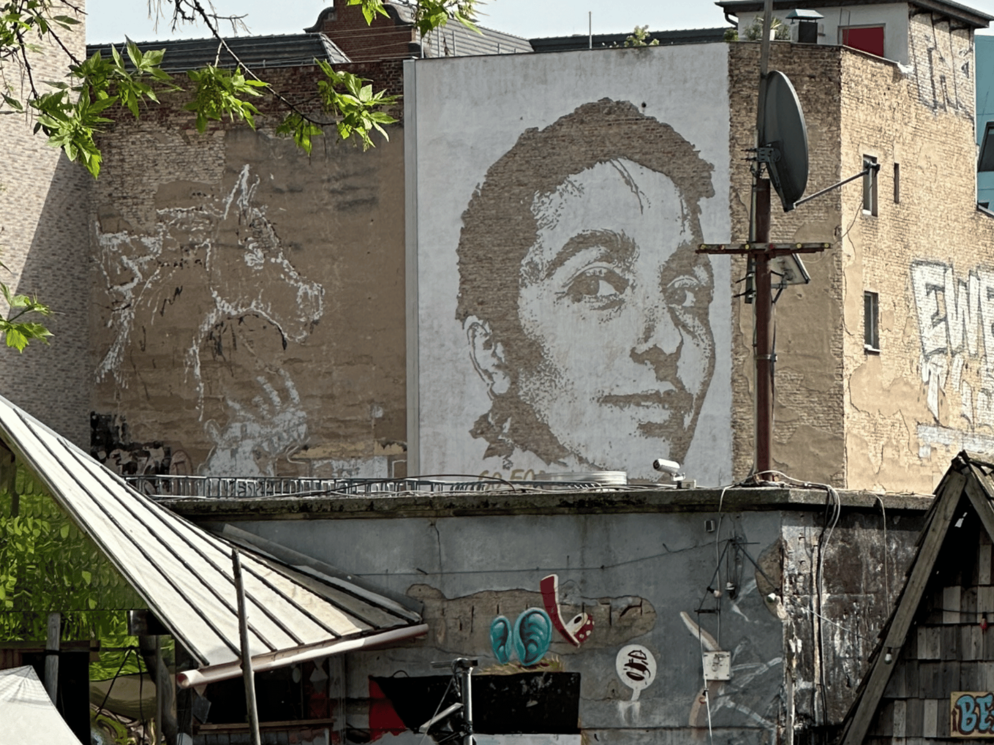 Street-Art-Wand mit buntem Graffiti in Kreuzberg, Berlin