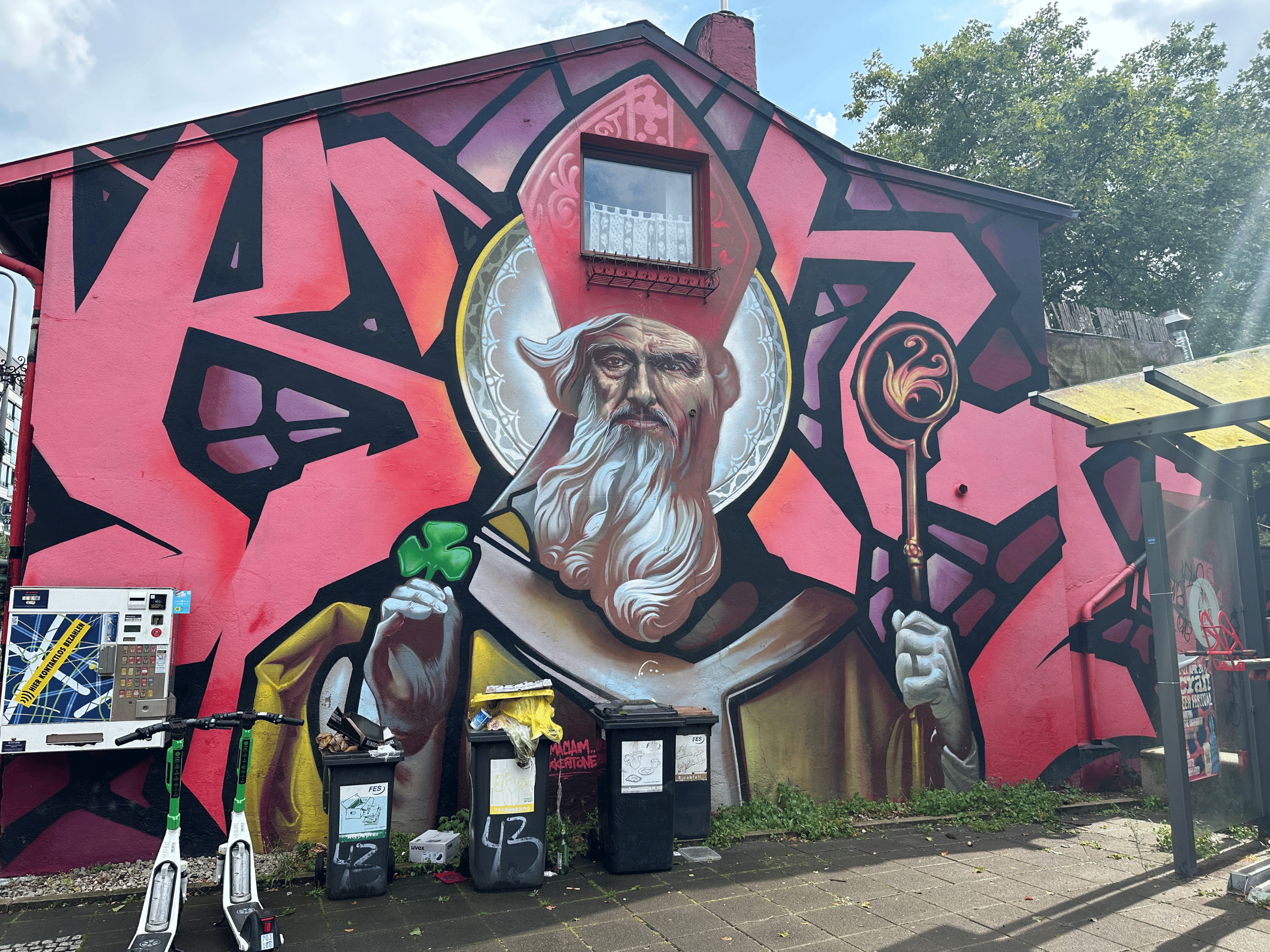 Street-Art-Wand mit buntem Graffiti im Ostend, Frankfurt