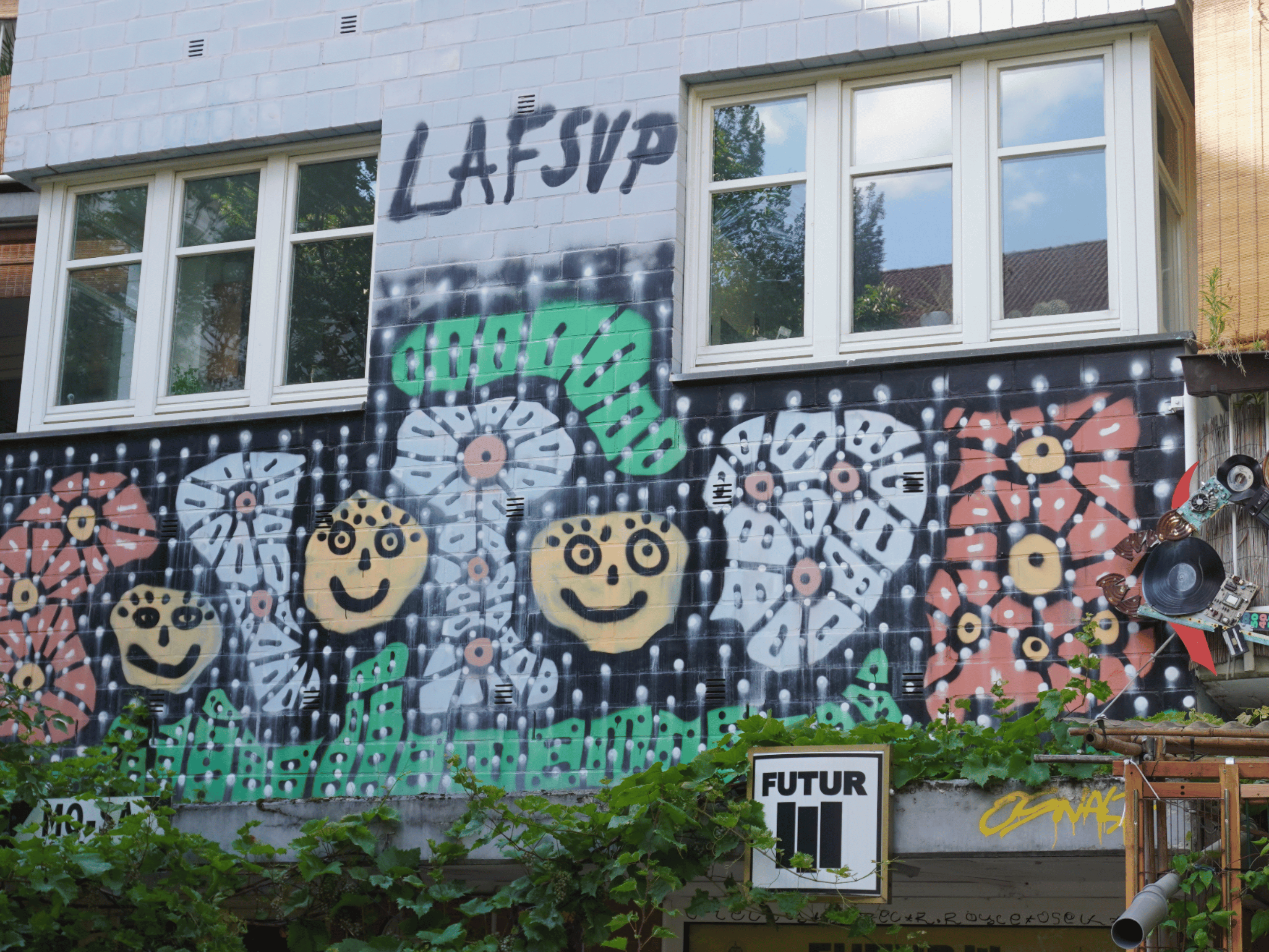 Street-Art-Wand von OZ mit buntem Graffiti in der Schanze, Hamburg