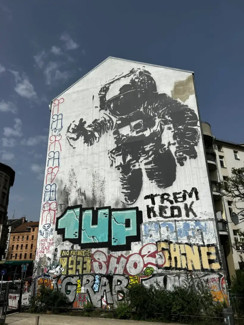 Street-Art-Mural mit Astronaut und 1UP