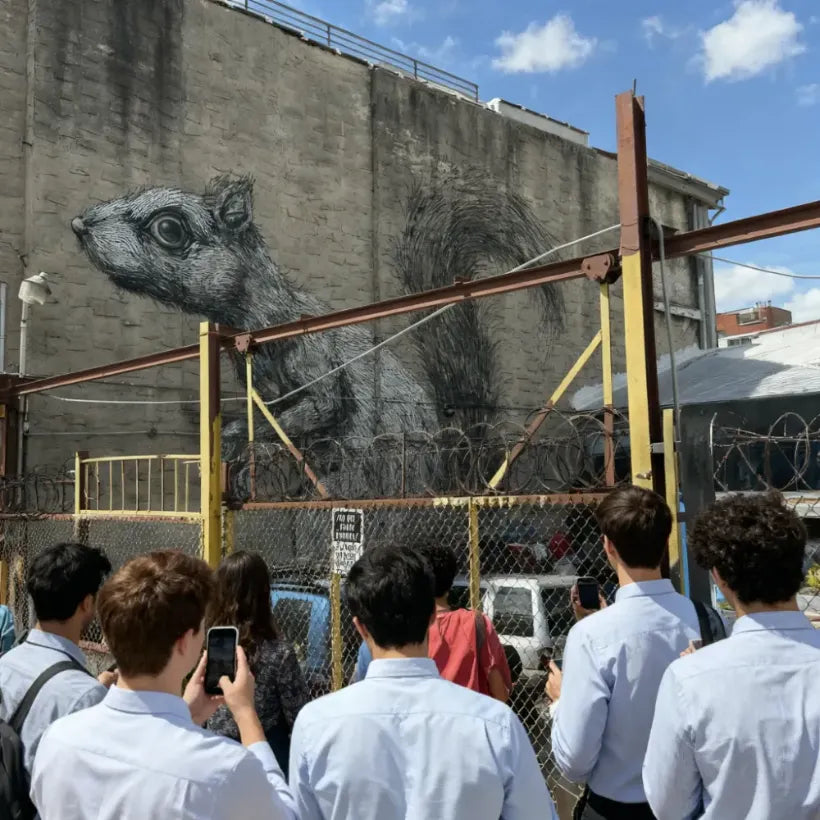 Gruppe vor einem ROA-Mural