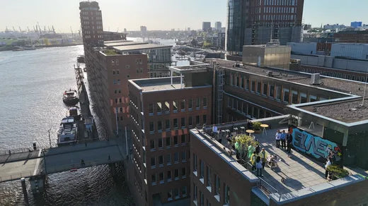 Drohnenaufnahme des EY-Parthenon-Dachterrassen-Events in der HafenCity, Leinwaende mit Blick zur Elbphilharmonie