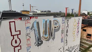 Ballonbuchstaben-Schriftzug &uuml;ber eine ganze Brandmauer, im Hintergrund der Berliner Fernsehturm